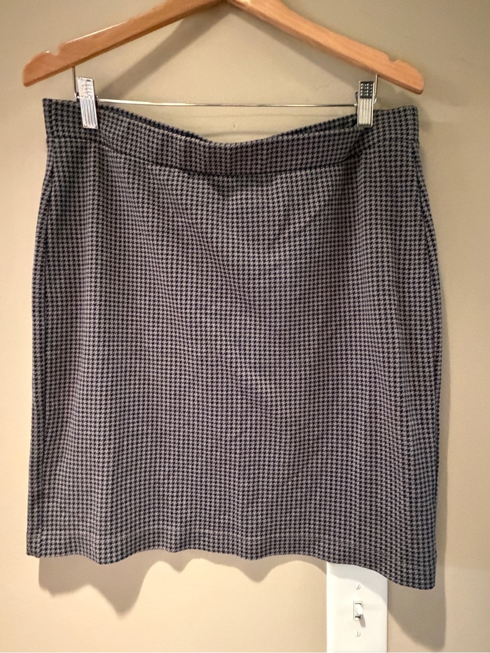 LOFT stretch Classic Black and White Houndstooth Pencil Skirt L